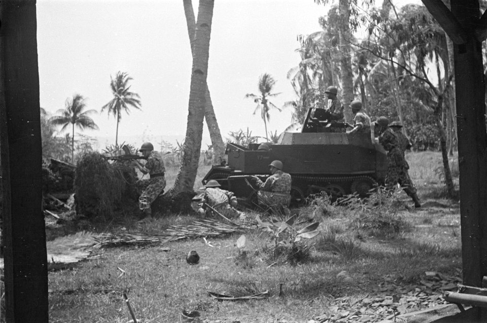 Een brencarrier genaamd Zwarte Duivel in positie in een kampong, terwijl aan…, Bestanddeelnr 62-1-5