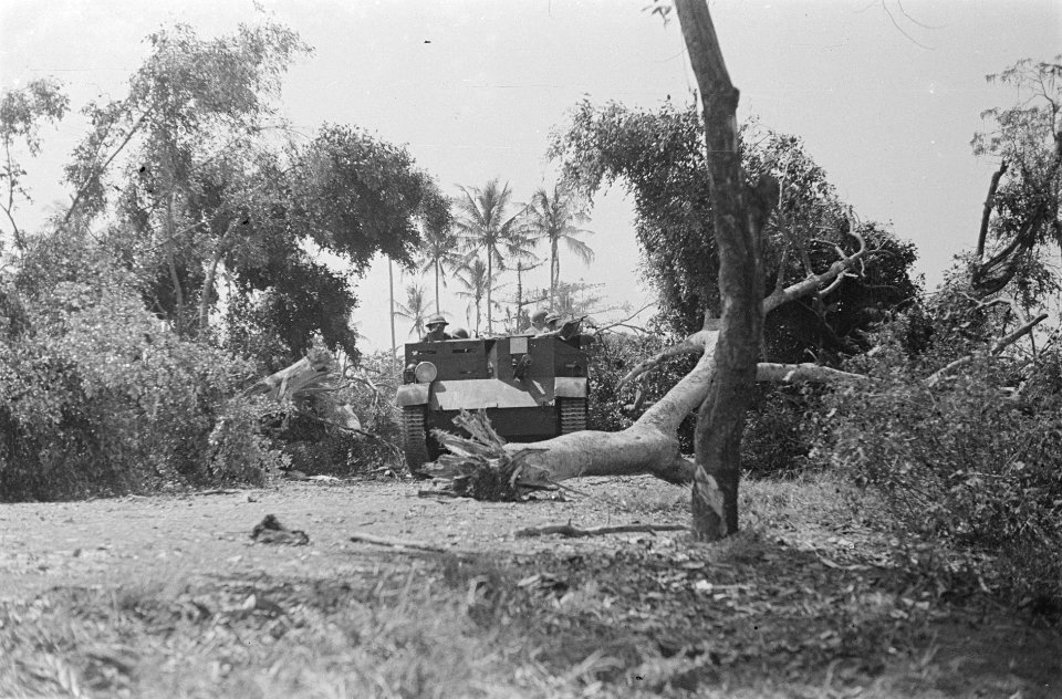 Een bren-carrier baant zich een weg, Bestanddeelnr 39-3-2