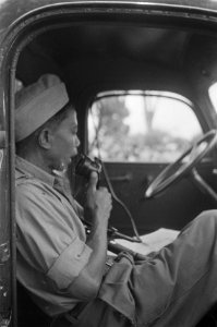 Een Indonesische man in uniform spreekt in een microfoon, Bestanddeelnr 445-5-5