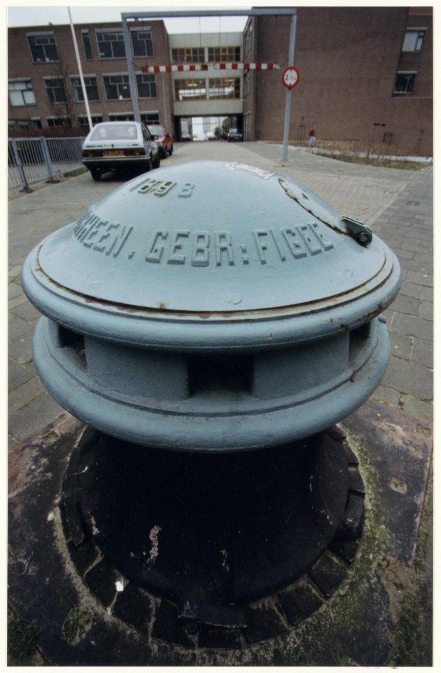 Een bolder, fabrikaat Figee, op de stoep voor het Maritiem Instituut in IJmuiden. NL-HlmNHA 54050080
