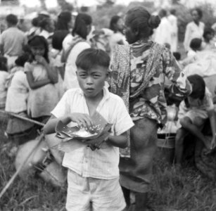 Een Indonesische jongen eet rijst van een bananenblad, Bestanddeelnr 12897