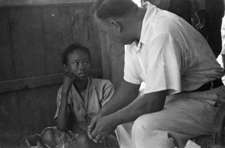 Een Indonesische man spreekt met een jonge vrouw, Bestanddeelnr 51-4-4