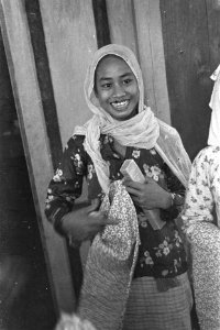 Een Indonesische vrouw krijgt nieuwe kleding stuk stof, Bestanddeelnr 51-4-2