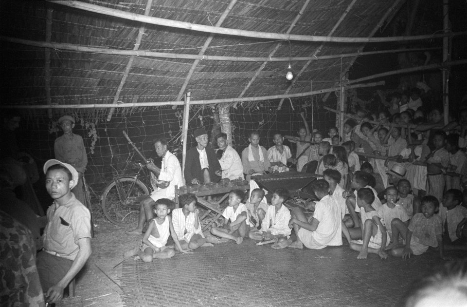 Een Indonesische muziekgroep Om hen heen talrijke kinderen, Bestanddeelnr 85B-6-5