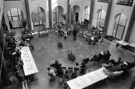 Een blik op het orkest en de overige aanwezigen van bovenaf, Bestanddeelnr 926-8732