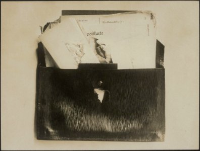 Een brieftasch als levensredder Een verdwaalde kogel, die een officier trof, b…, Bestanddeelnr 158-2906