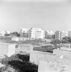 Een bouwterrein bij een nieuwbouwwijk met flatgebouwen bij Tel Aviv, Bestanddeelnr 255-1284