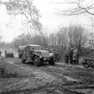 Een Brits pantservoertuig van de Guards Armoured Division, Bestanddeelnr 900-2402