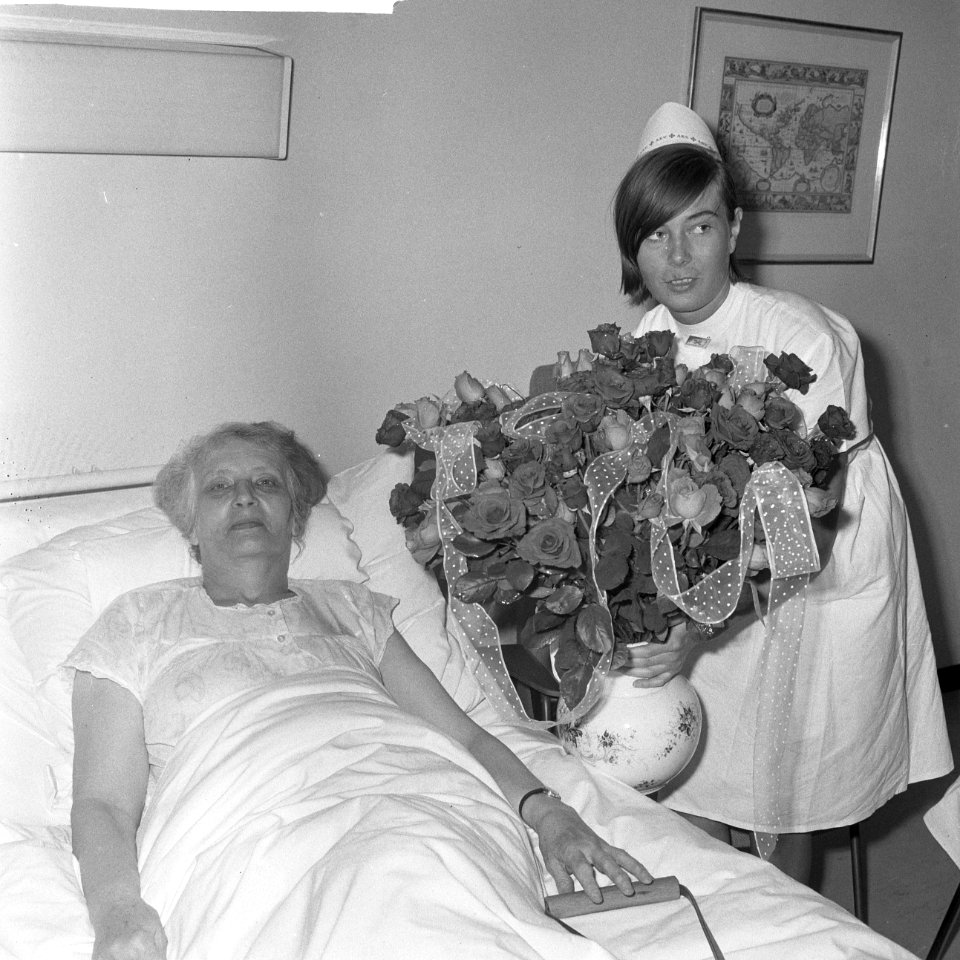 Een boeket van koningin Juliana voor Gösta von Amsberg, de moeder van prins Clau, Bestanddeelnr 917-9281