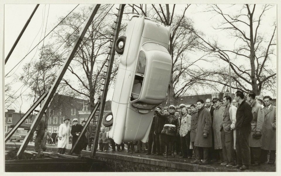 Een auto die te water is geraakt wordt weer op het droge gezet, aan de Koudenhorn ziende naar het zuidwesten. NL-HlmNHA 54010266
