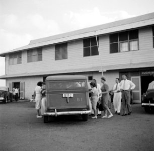 Een autobus voor de officiële gastenverblijven ('Pasanggrahan') aan het Schotteg, Bestanddeelnr 252-7229