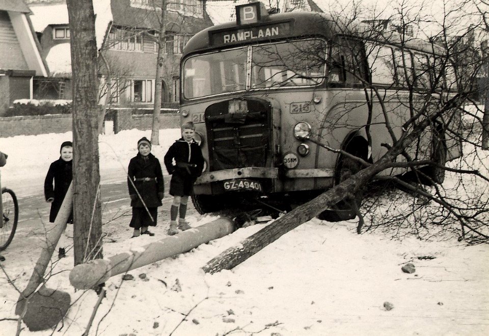 Een autobus van de N.Z.H. slipte en kwam op de Julianalaan tegen een boom terecht, 11 februari 1947. Aangekocht in 1977 van fotograaf C. de Boer. Identificatienummer 54-004798