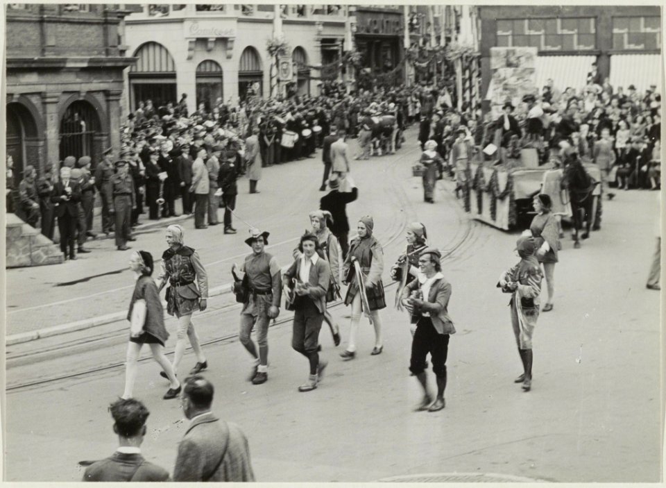 Een historische optocht tijdens de feesten rond het 700-jarig bestaan van Haarlem. NL-HlmNHA 54011111