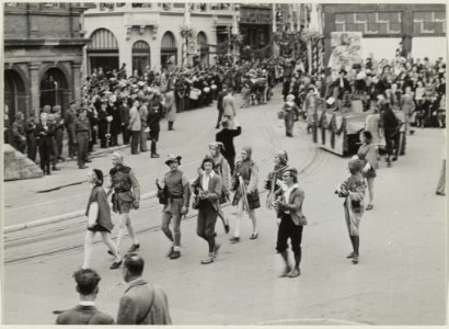 Een historische optocht tijdens de feesten rond het 700-jarig bestaan van Haarlem. NL-HlmNHA 54011111