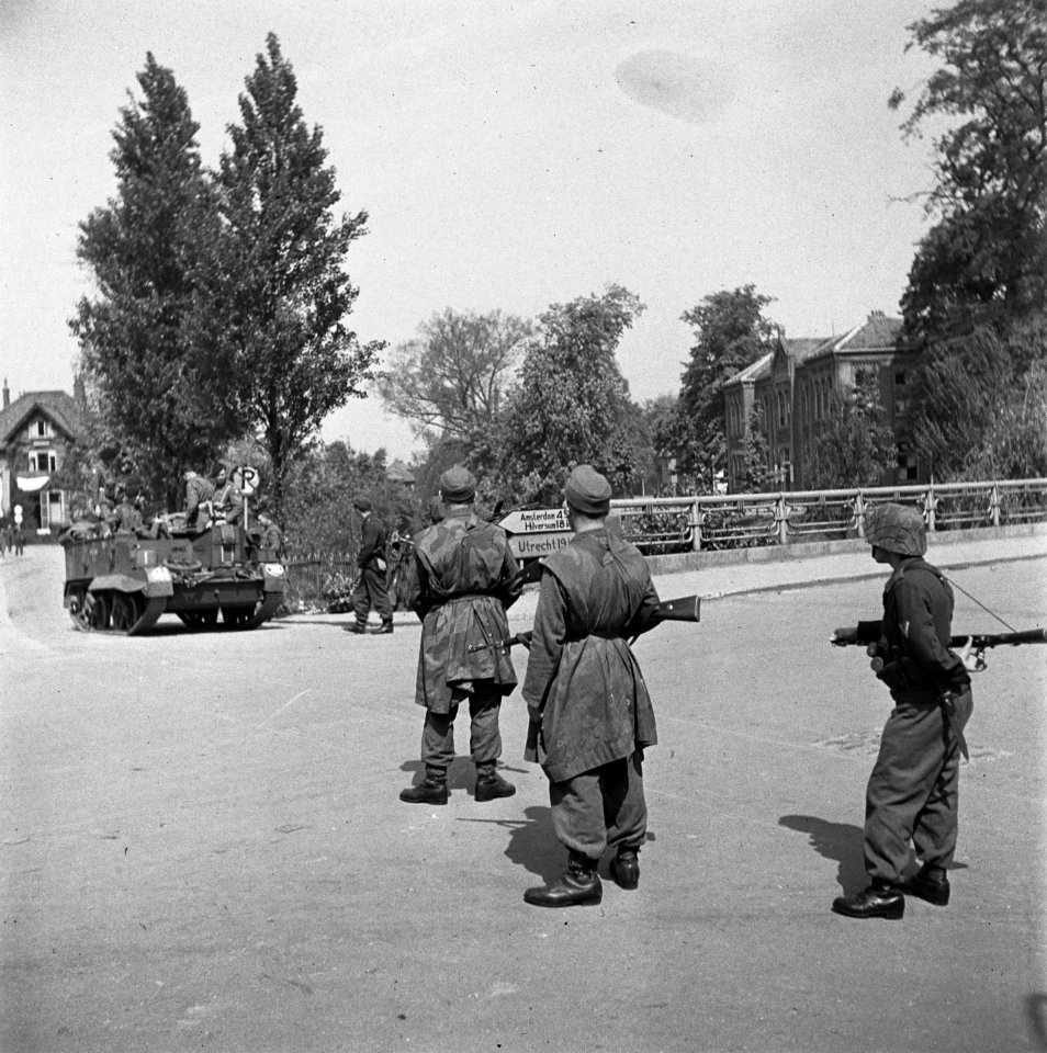 Een Britse brencarrier van de 49th West Riding Infantry Division nadert enkele n, Bestanddeelnr 900-2837