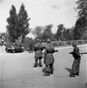 Een Britse brencarrier van de 49th West Riding Infantry Division nadert enkele n, Bestanddeelnr 900-2837