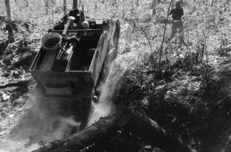 Een brencarrier rijdt door een greppel, Bestanddeelnr 868
