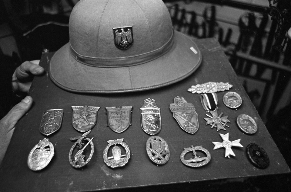 Een helm uit de tijd van veldmaarschalk Rommel en diverse nazi-ondescheidingen, Bestanddeelnr 919-7880