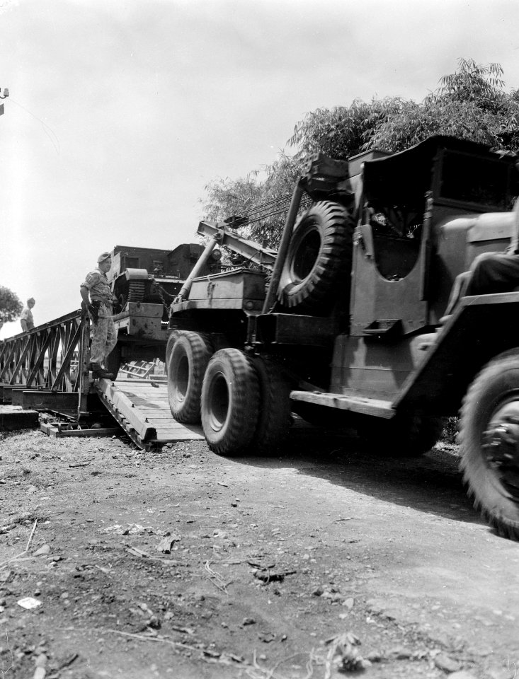 Een carrier van de T-Brigade is op een mijn gelopen en wordt door de takelwagen , Bestanddeelnr 12103