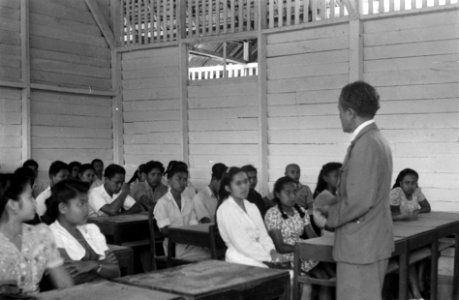 Een Indonesische man spreekt middelbare schoolkinderen toe in een houten lokaal, Bestanddeelnr 3361
