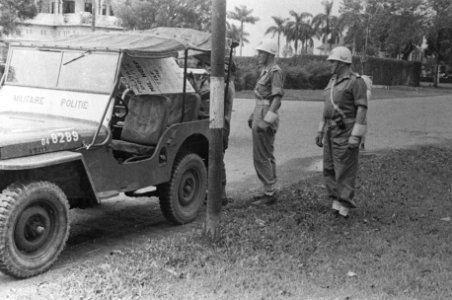 Een bord met richtingaanwijzingen wordt uit een jeep gehaald, Bestanddeelnr 1541-10-1
