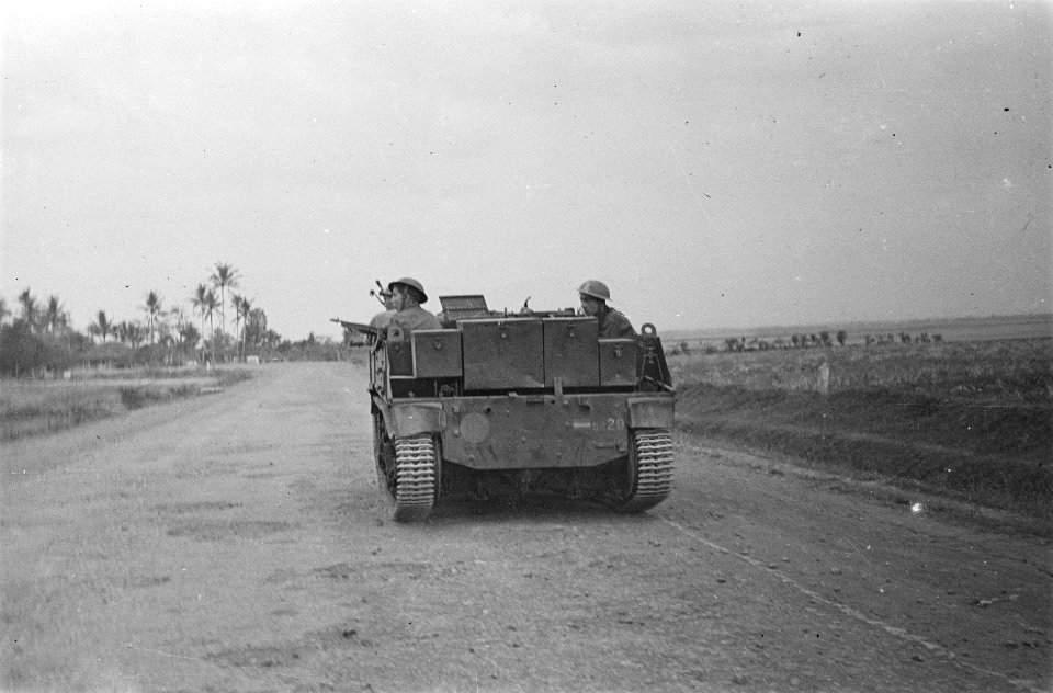 Een bren-carrier met militairen, Bestanddeelnr 39-4-5