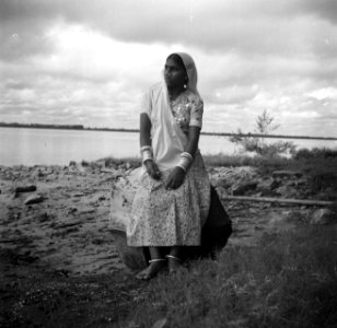 Een Hindostaanse vrouw aan de oever van de Surinamerivier, Bestanddeelnr 252-6223