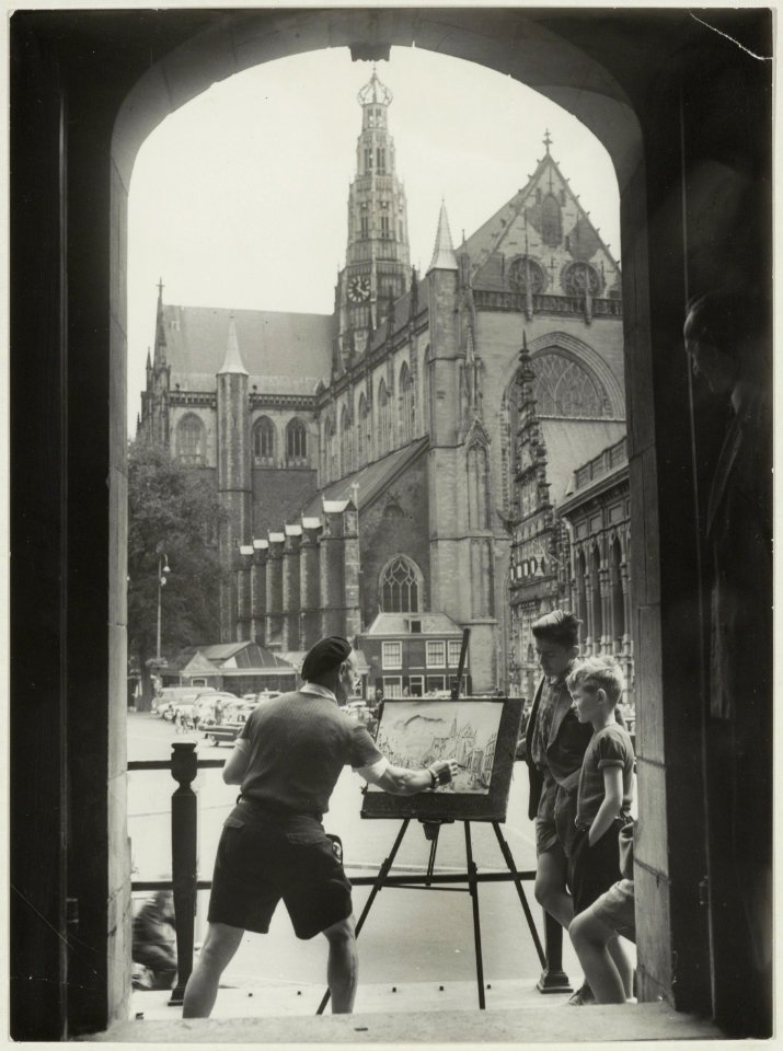 Een Franse toerist schildert de Grote Markt vanaf het bordes van het stadhuis. NL-HlmNHA 54010664