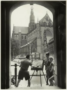 Een Franse toerist schildert de Grote Markt vanaf het bordes van het stadhuis. NL-HlmNHA 54010664