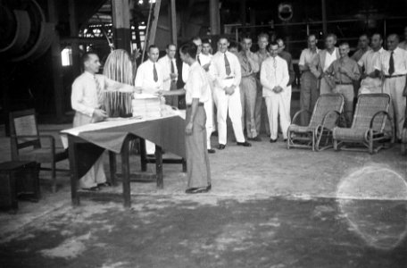 Een Indonesische man krijgt iets uitgereikt (een diploma) van een man in unifor, Bestanddeelnr 7094