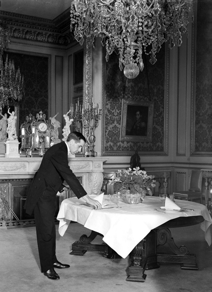 Een butler dekt een tafel in een paleis, Bestanddeelnr 254-5636
