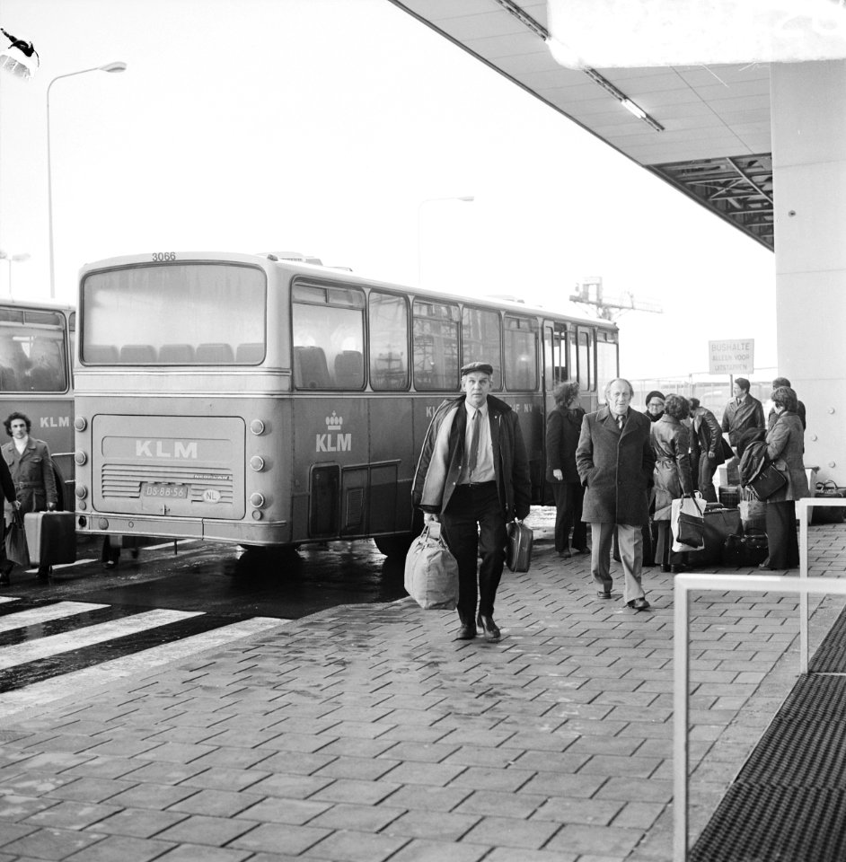 Een bus met passagiers op de voorgrond, Bestanddeelnr 926-9428