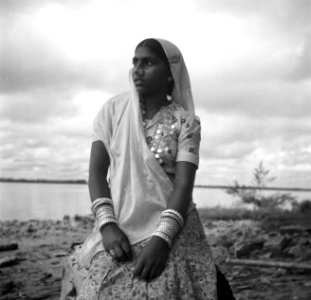 Een Hindostaanse vrouw aan de oever van de Surinamerivier, Bestanddeelnr 252-6221