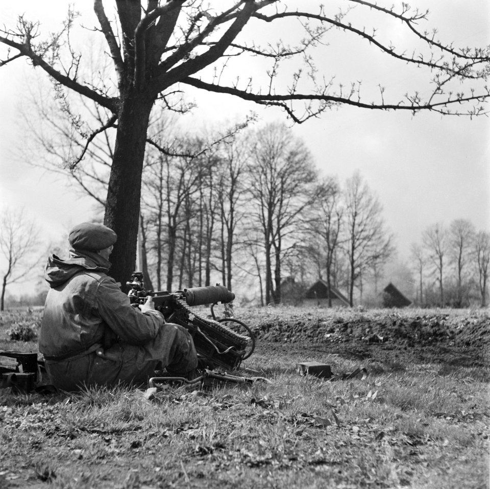 Een Britse mitrailleur (Vickers Maxim) in stelling vuurt op een boerderij, Bestanddeelnr 900-2393