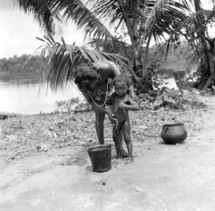 Een boslandcreoolmoeder met kind in Langetabbetje in Suriname, Bestanddeelnr 252-6764
