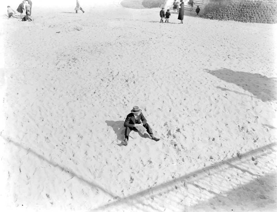 Een heer in het zand van het verlaten strand van Scheveningen, Bestanddeelnr 252-1499