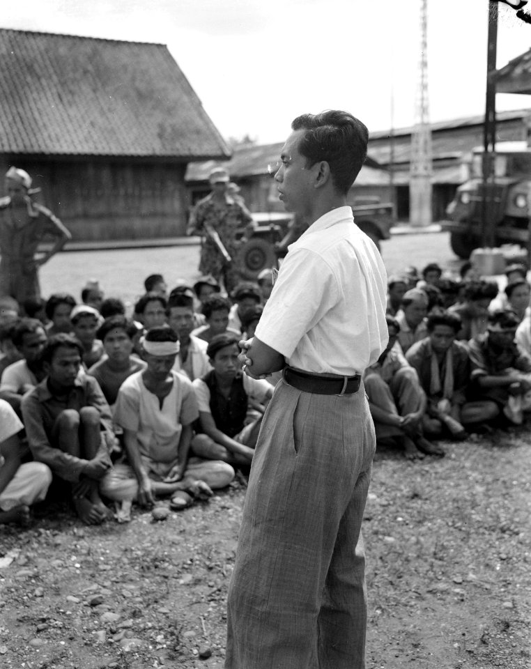 Een Indonesische man spreekt een groep krijgsgevangenen of arrestanten toe, Bestanddeelnr 10522