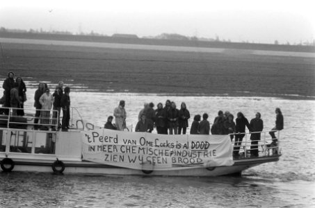 Een boot met demonstranten in de Eemshaven, Bestanddeelnr 926-4723