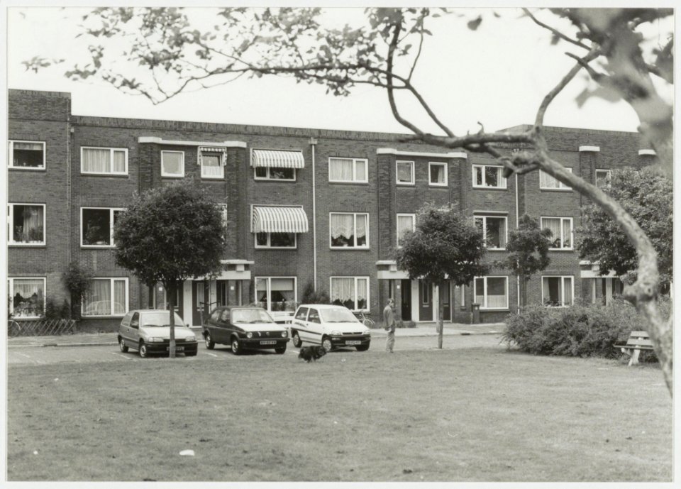 Een huizenblok aan de Godfried van Bouillonstraat, behorende tot het woningbouwcomplex van de Nijlstraat. NL-HlmNHA 5403514339845K