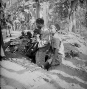 Een Indonesische man met peuter en jonge jongen komen uit een schuilplaats, Bestanddeelnr 11507