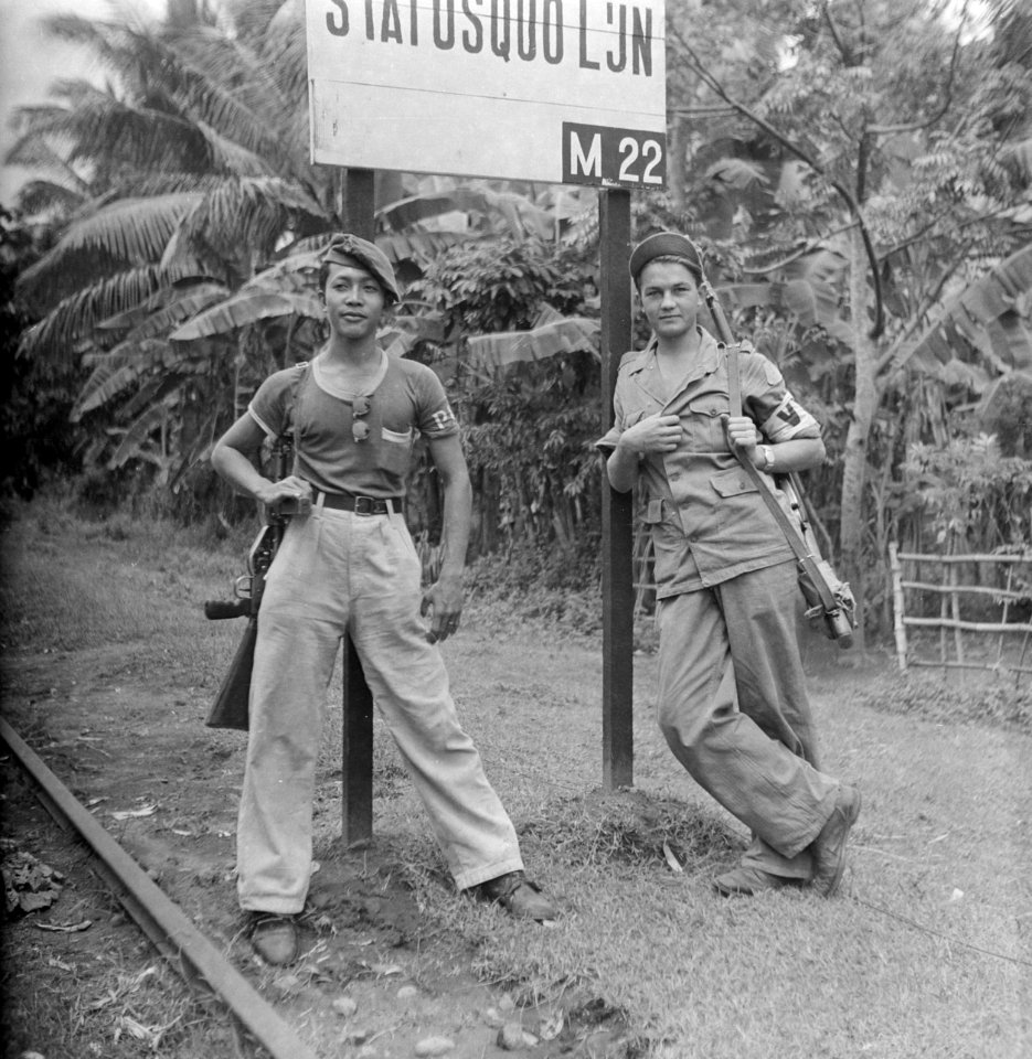 Een Indonesische en Nederlandse militair bij een bord dat de status-quo lijn aa, Bestanddeelnr 12938