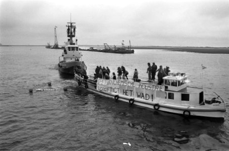 Een boot met demonstranten in de Eemshaven, Bestanddeelnr 926-4722