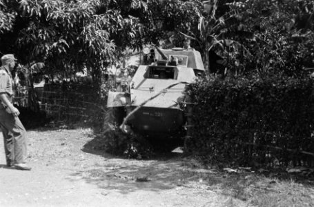 Een Humber pantserwagen rijdt door een afscheiding, Bestanddeelnr 1816