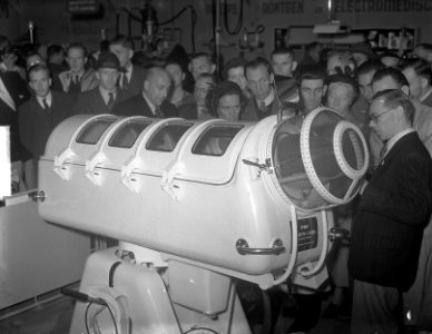 Een ijzeren long is een nieuwigheid op de Jaarbeurs, Bestanddeelnr 904-1701
