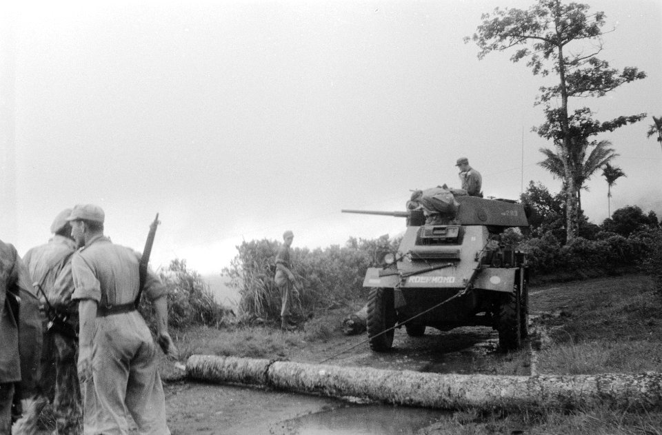 Een Humber pantserwagen met de naam Roermond trekt met een kabel een boomstam, Bestanddeelnr 2881