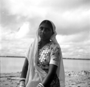 Een Hindostaanse vrouw aan de oever van de Surinamerivier, Bestanddeelnr 252-6222