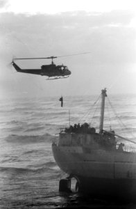 Een helicopter bij het van boord halen van de eerste man, Bestanddeelnr 918-4877