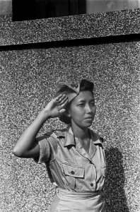 Een Indonesisch lid van het Vrouwenkorps brengt militaire groet, Bestanddeelnr 6676