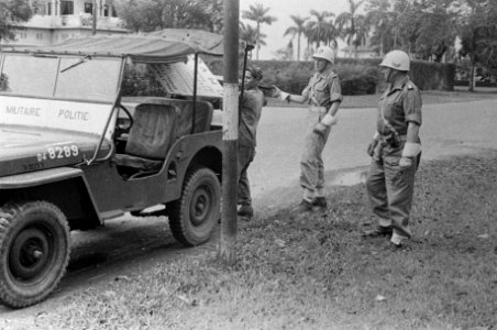 Een bord met richtingaanwijzingen wordt uit een jeep gehaald, Bestanddeelnr 1541-10-2
