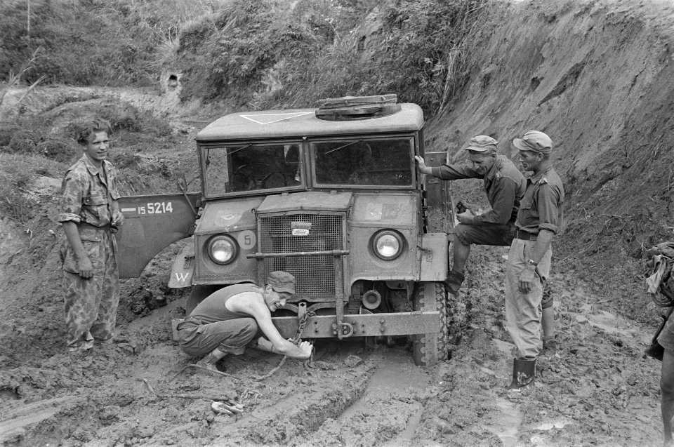 Een in de modder vastgelopen driekwarttonner met vier militairen, Bestanddeelnr 453-3-4